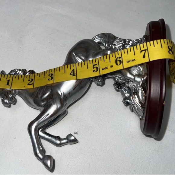 Beautiful Running Hours Statue Home Devore - Picture 9 of 11